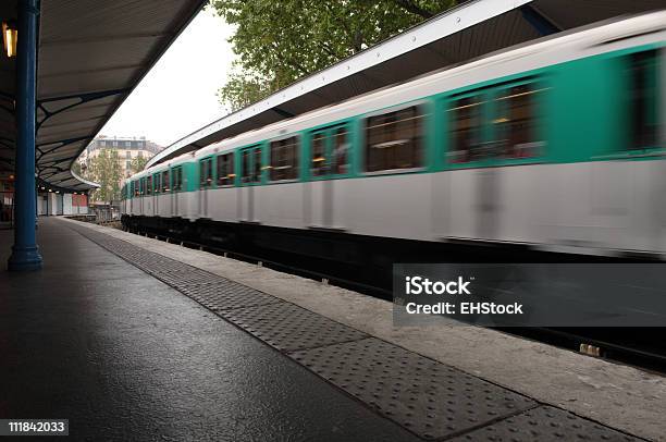 Stazione Della Metropolitana Di Parigi Treno Immagine Mossa - Fotografie stock e altre immagini di Arrivo