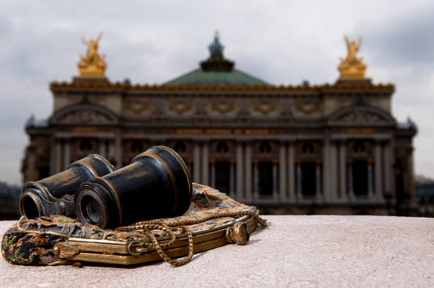 opéra garnier avec des lunettes et porte-monnaie de paris, france - opera garnier photos et images de collection