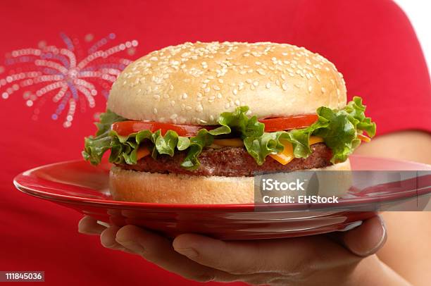 Взрывной Гамбургер — стоковые фотографии и другие картинки Булочка с кунжутом - Булочка с кунжутом, Бургер, Взрослый