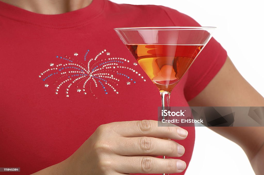 Kobieta w czerwonej koszuli Wyroby gospodarstwa Cosmopolitan Martini na białym tle - Zbiór zdjęć royalty-free (4-go lipca)