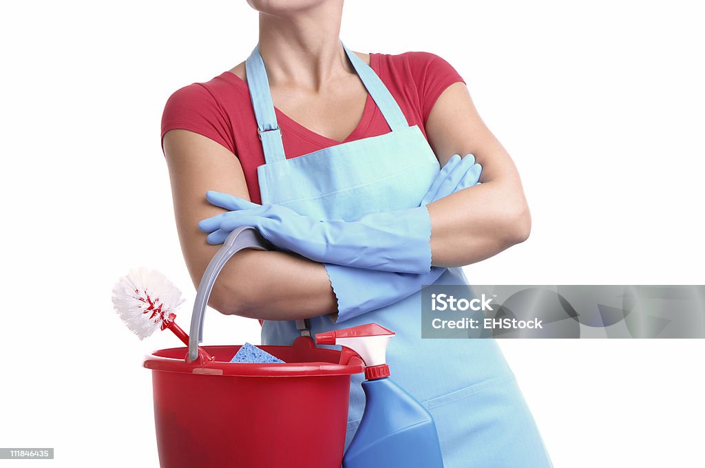 Cameriera pulizia con un secchio isolato su sfondo bianco - Foto stock royalty-free di Addetto alle pulizie