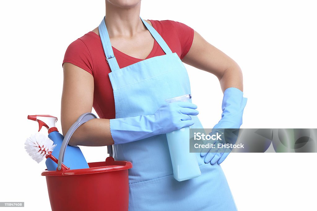 Домохозяйка с ведро чистящих принадлежностей в фартук на белом - Стоковые фото Бытовой распылитель роялти-фри