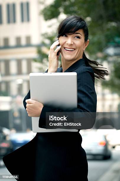 Geschäftsfrau Holding Laptopcomputer Gespräche Auf Cellphone Financial District Stockfoto und mehr Bilder von Anzug