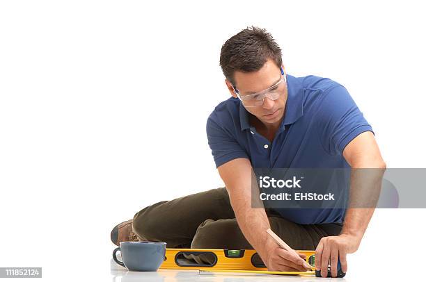 Konstruktion Auftragnehmer Carpenter Messen Mit Band Und Bleistift Auf Weißes Stockfoto und mehr Bilder von Arbeiter