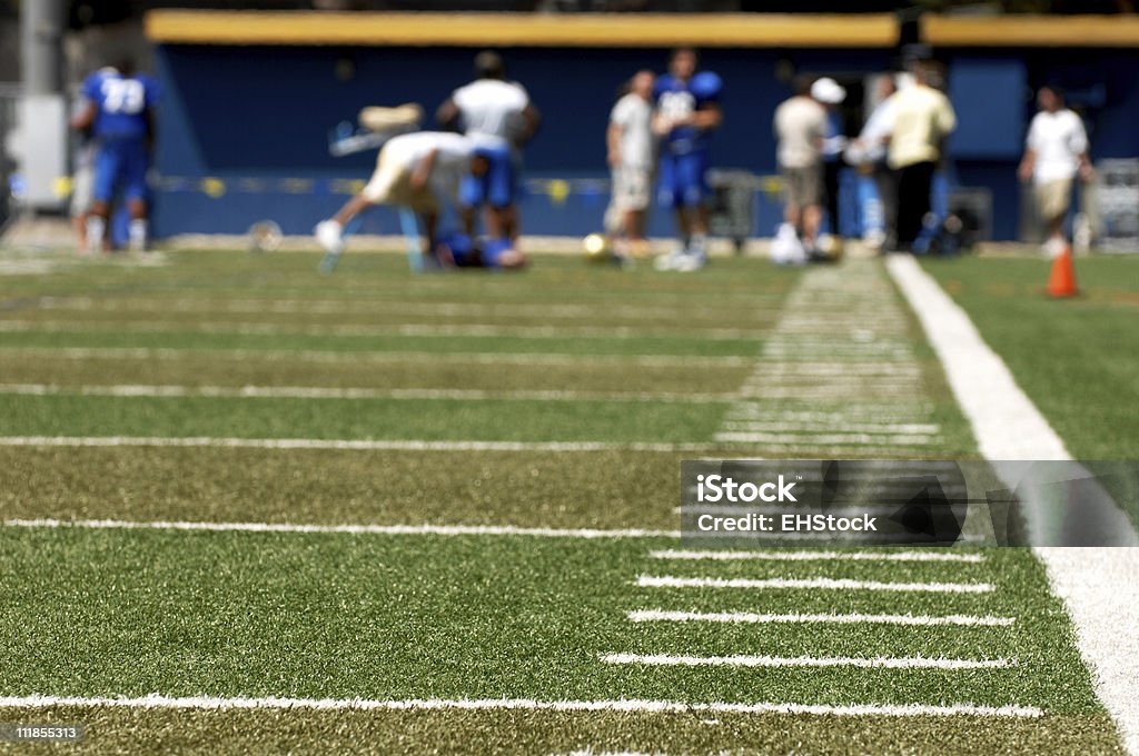 Time de futebol no campo praticando - Foto de stock de Campo de Treinamento Militar royalty-free