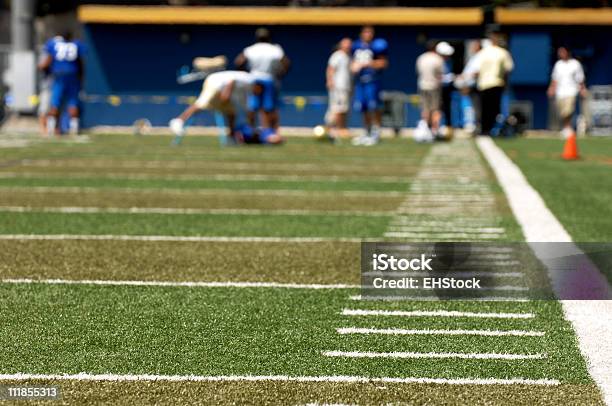 Foto de Time De Futebol No Campo Praticando e mais fotos de stock de Campo de Treinamento Militar - Campo de Treinamento Militar, Futebol Americano, Brincar