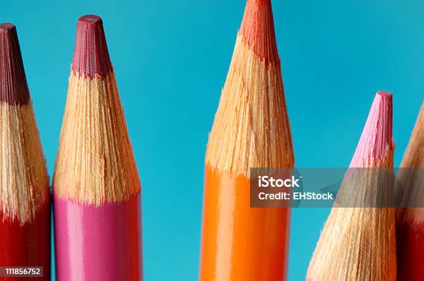 Lápices De Color De Rosa Y Naranjas Foto de stock y más banco de imágenes de Arte y artesanía - Arte y artesanía, Azul, Color - Tipo de imagen