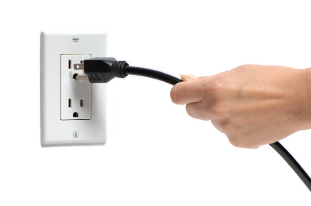 ウーマンズハングのあるプラグソケットにホワイト - electric plug outlet human hand electricity ストックフォトと画像