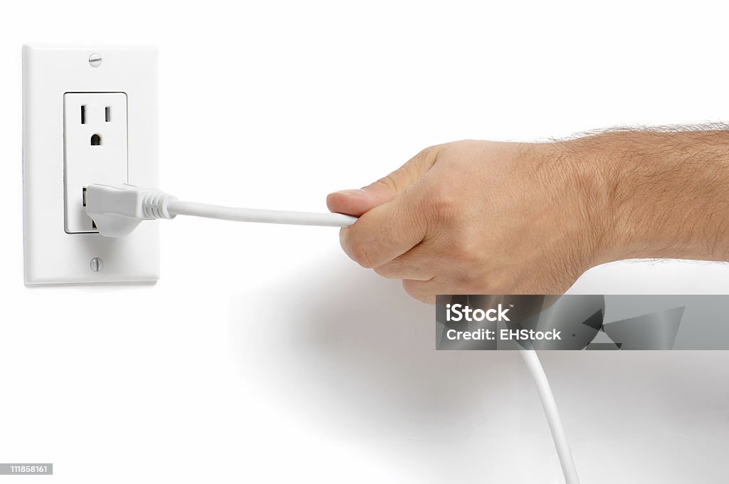 Mão de homem puxar o cabo eléctrico Plug da tomada em branco - Royalty-free Puxar Foto de stock