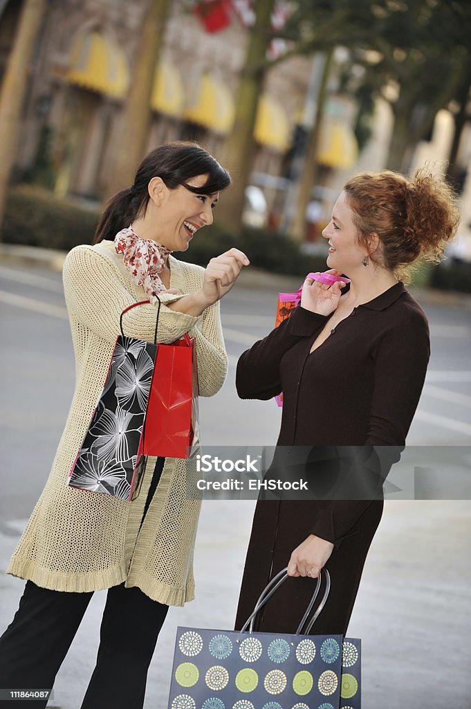 Due donne finestra acquisti su Rodeo Drive, Beverly Hills - Foto stock royalty-free di Adulto