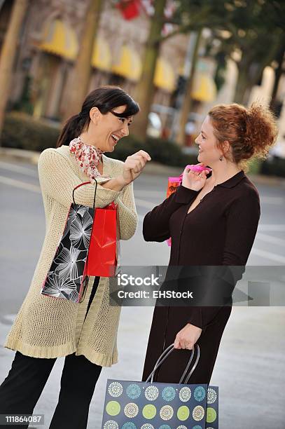 Due Donne Finestra Acquisti Su Rodeo Drive Beverly Hills - Fotografie stock e altre immagini di Adulto