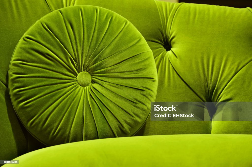 Sofá de veludo com almofada verde - Foto de stock de Travesseiro royalty-free