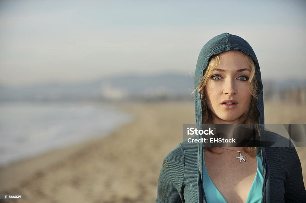 Mujer joven con camisa con capucha - Foto de stock de 20 a 29 años libre de derechos