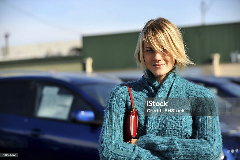 Mujer joven compras para automóviles - Foto de stock de 20 a 29 años libre de derechos