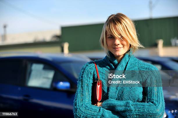 Mujer Joven Compras Para Automóviles Foto de stock y más banco de imágenes de 20 a 29 años - 20 a 29 años, 20-24 años, Adulto