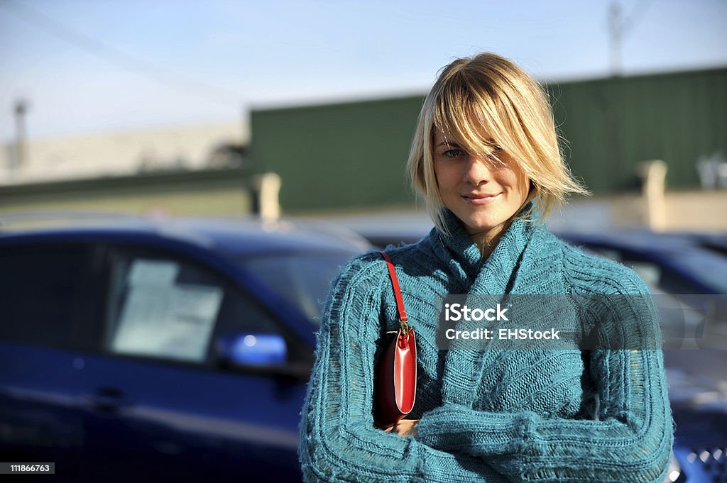 Giovane donna Shopping per automobili - Foto stock royalty-free di 20-24 anni