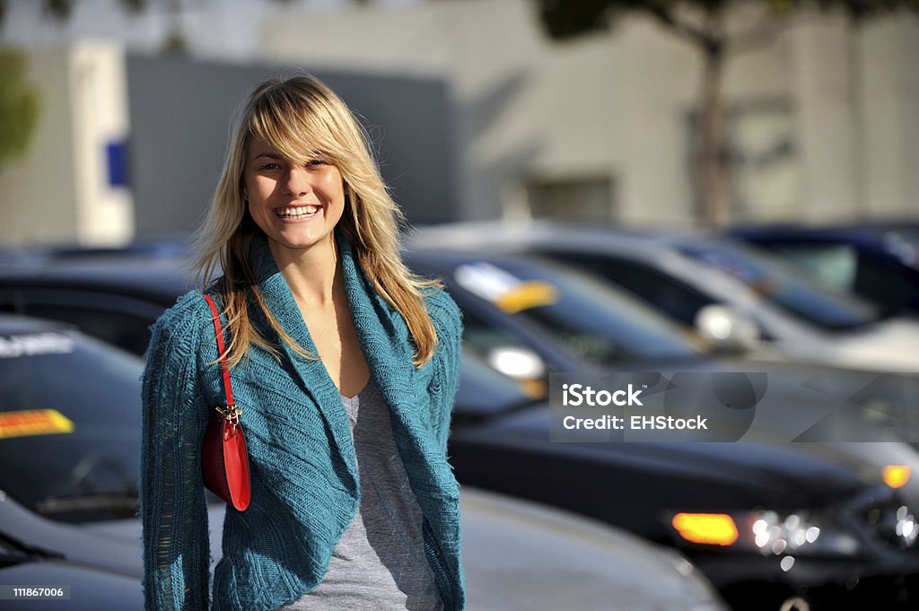 Mujer joven compras para automóviles - Foto de stock de 20 a 29 años libre de derechos