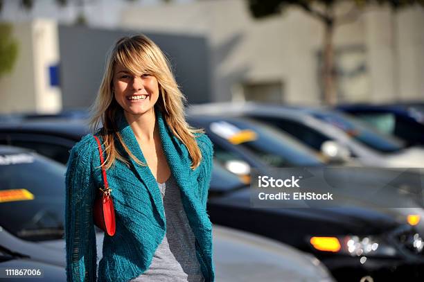 Mujer Joven Compras Para Automóviles Foto de stock y más banco de imágenes de 20 a 29 años - 20 a 29 años, 20-24 años, Adulto