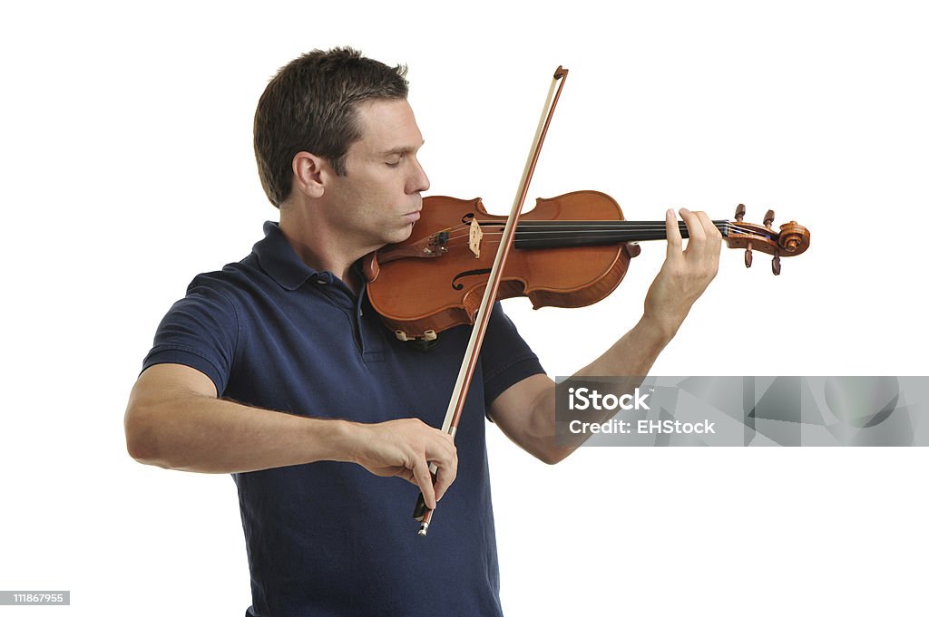 Hombre con los ojos cerrados tocando violín aislado sobre fondo blanco - Foto de stock de Violinista libre de derechos