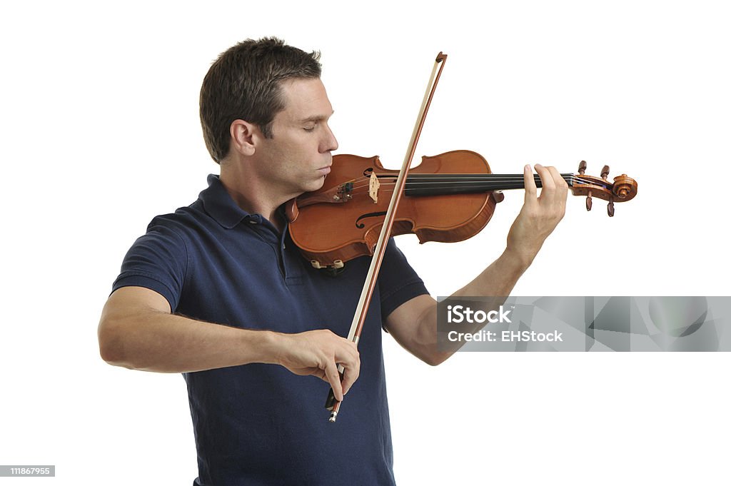 Homem com olhos fechados tocando violino isolado no fundo branco - Foto de stock de Violinista royalty-free