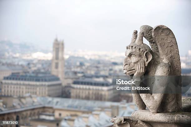 Photo libre de droit de Chimère Ou Gargouille Cathédrale Notredame De Paris France banque d'images et plus d'images libres de droit de Gargouille