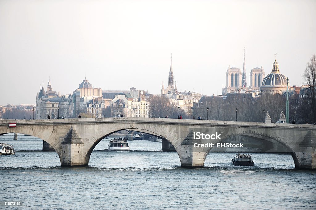 Río sena con puentes y Notre Dame de París, Francia - Foto de stock de Aguja - Chapitel libre de derechos