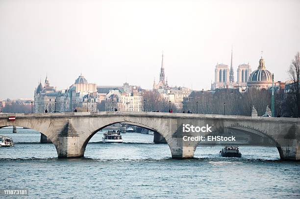 Río Sena Con Puentes Y Notre Dame De París Francia Foto de stock y más banco de imágenes de Aguja - Chapitel