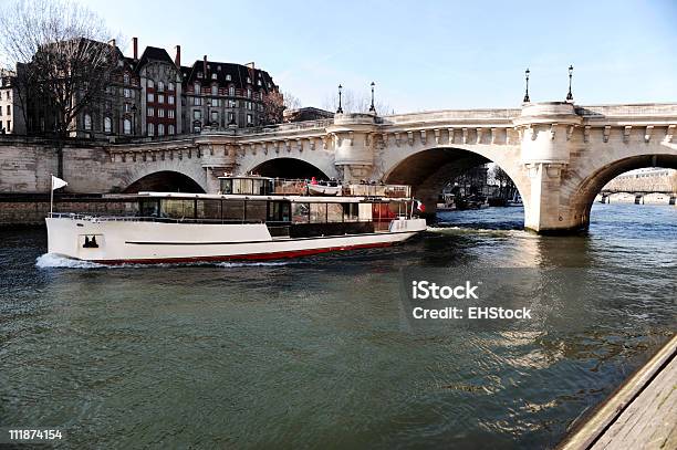 Tour Barco Sobre El Río Sena Bajo Puente Neuf Paris France Foto de stock y más banco de imágenes de Agua