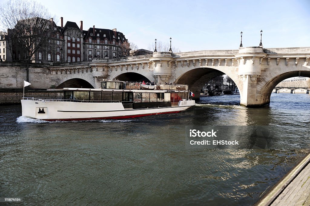 Путешествие на лодке на реке Сене до Pont-Neuf Париж, Франция - Стоковые фото Архитектура роялти-фри