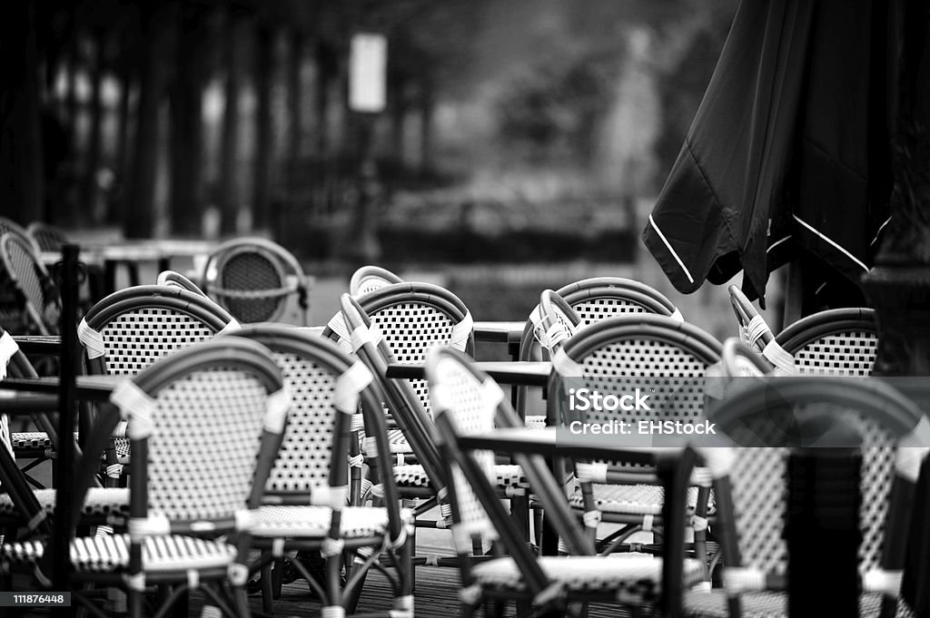 Старый Летнее кафе Черный и белый Париж, Франция - Стоковые фото Париж - Франция роялти-фри