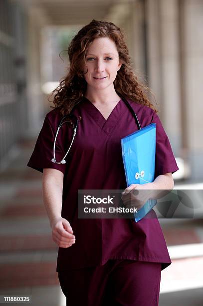 Pelirrojo Estudiante De Medicina En University Hospital Foto de stock y más banco de imágenes de Andar