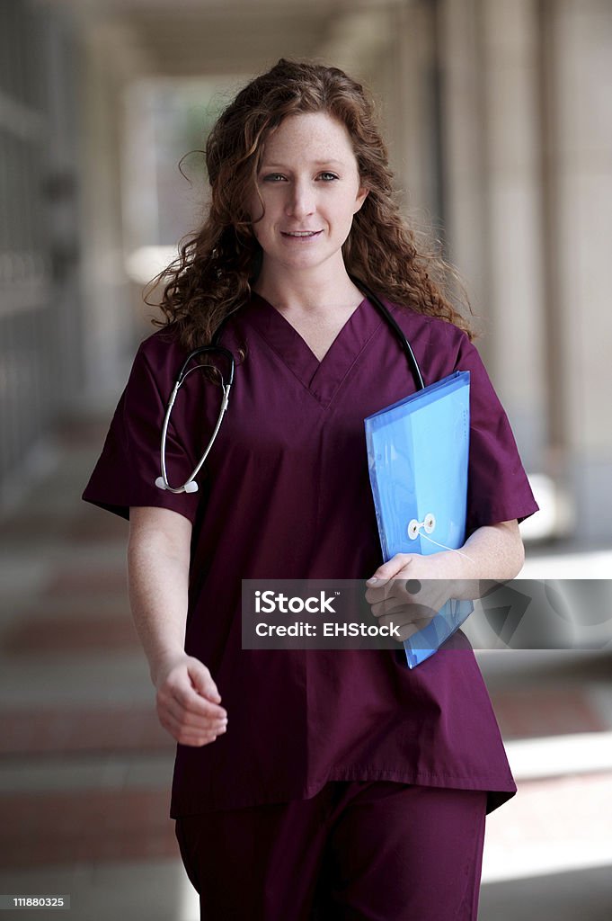 Capelli rossi Studente di medicina presso University Hospital - Foto stock royalty-free di Camminare