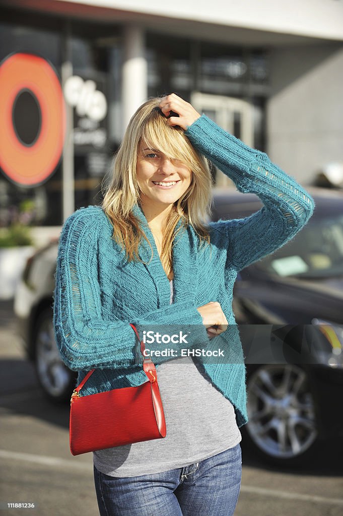 Mujer joven compras por los automóviles en sucursal - Foto de stock de Adulto libre de derechos