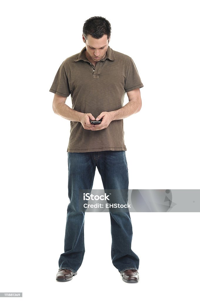 Casual homme habillé SMS sur Blackberry, iPhone, ou depuis un assistant numérique personnel - Photo de Fond blanc libre de droits