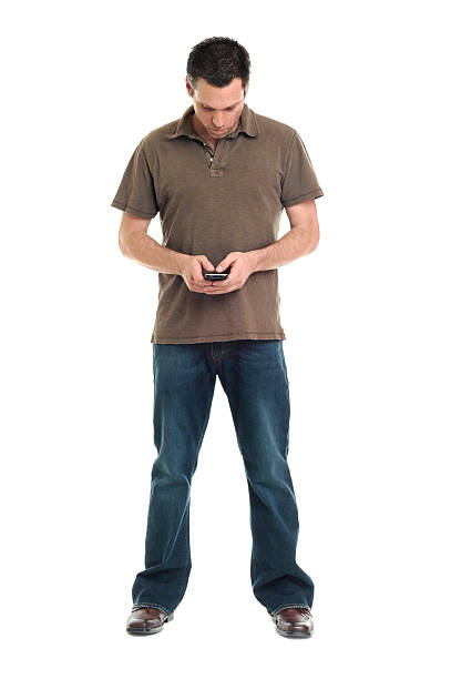 casual homme habillé sms sur blackberry, iphone, ou depuis un assistant numérique personnel - blackberry telephone mobile phone isolated photos et images de collection