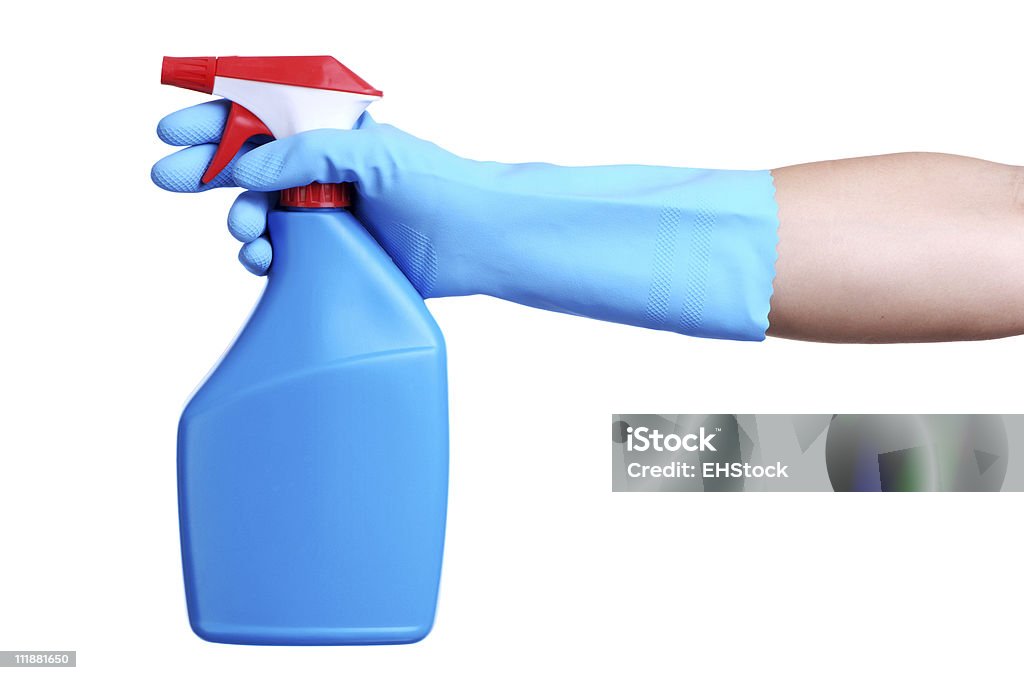 Weibliche eigene behandschuhte hand fliegen lassen mit Spray-Flasche, die isoliert auf weißem Hintergrund - Lizenzfrei Blau Stock-Foto