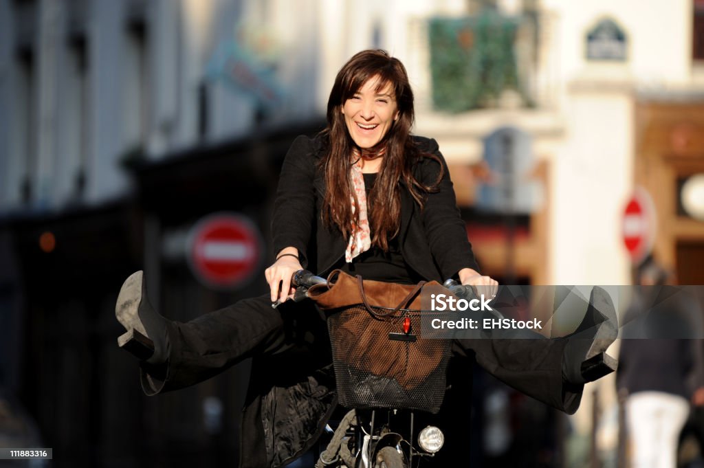 Mulher na bicicleta com pernas s'em Paris, França - Foto de stock de Ciclismo royalty-free