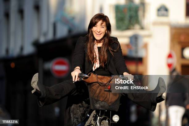 Mulher Na Bicicleta Com Pernas Abertas Paris França - Fotografias de stock e mais imagens de Ciclismo
