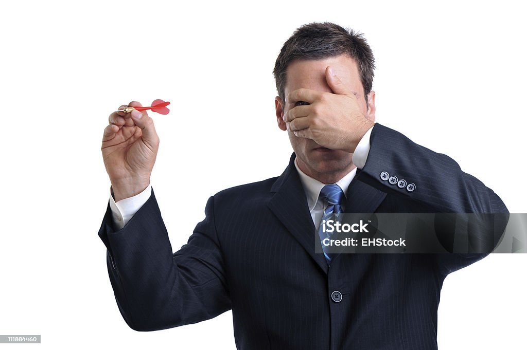 Uomo d'affari gettare Dart senza guardare isolato su sfondo bianco - Foto stock royalty-free di 30-34 anni