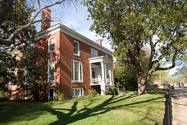 istock colonial architecture in Williamsburg, Virginia 111884862
