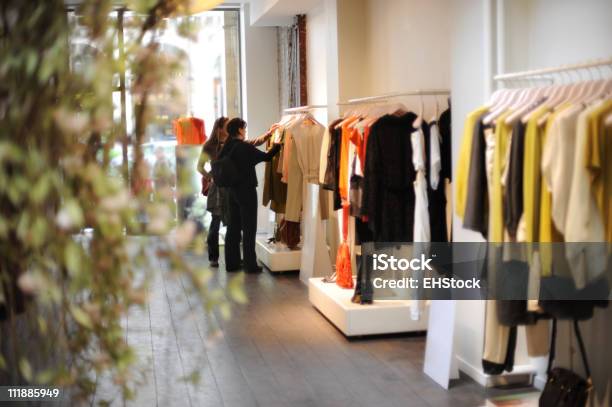 Mulheres Em Vestidos Boutique Compras Em Paris França - Fotografias de stock e mais imagens de Loja de Roupa