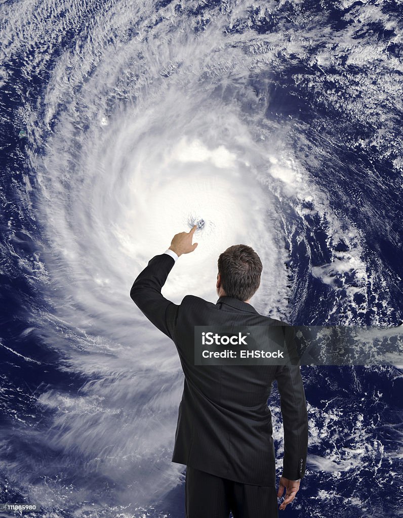 Météorologue homme Touches Ouragan Eye pour le changement climatique - Photo de L'oeil du cyclone libre de droits