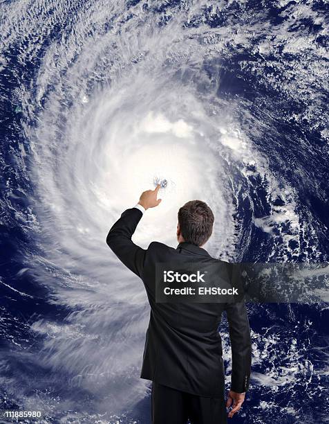 Photo libre de droit de Météorologue Homme Touches Ouragan Eye Pour Le Changement Climatique banque d'images et plus d'images libres de droit de L'oeil du cyclone