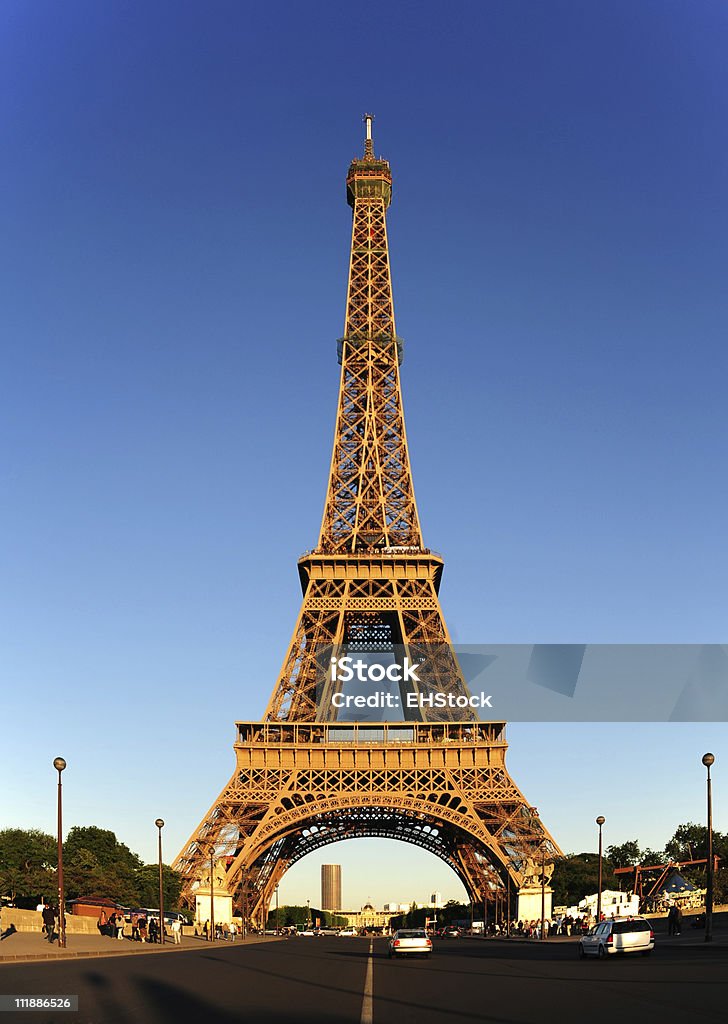 Torre Eiffel, em Paris, França, ao pôr do sol - Foto de stock de Capitais internacionais royalty-free