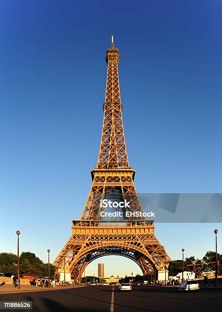 Foto de Torre Eiffel Em Paris França Ao Pôr Do Sol e mais fotos de stock de Capitais internacionais - Capitais internacionais, Cultura Francesa, Culturas