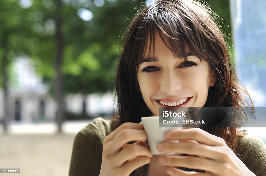 Junge Tourist Frau trinken Espresso im Straßencafé Paris, Frankreich - Lizenzfrei Braunes Haar Stock-Foto