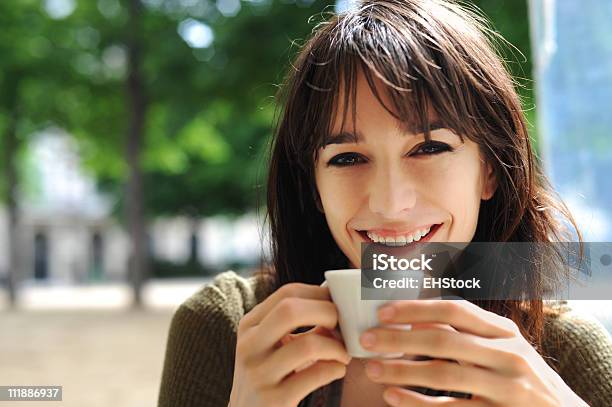 Junge Tourist Frau Trinken Espresso Im Straßencafé Paris Frankreich Stockfoto und mehr Bilder von Braunes Haar