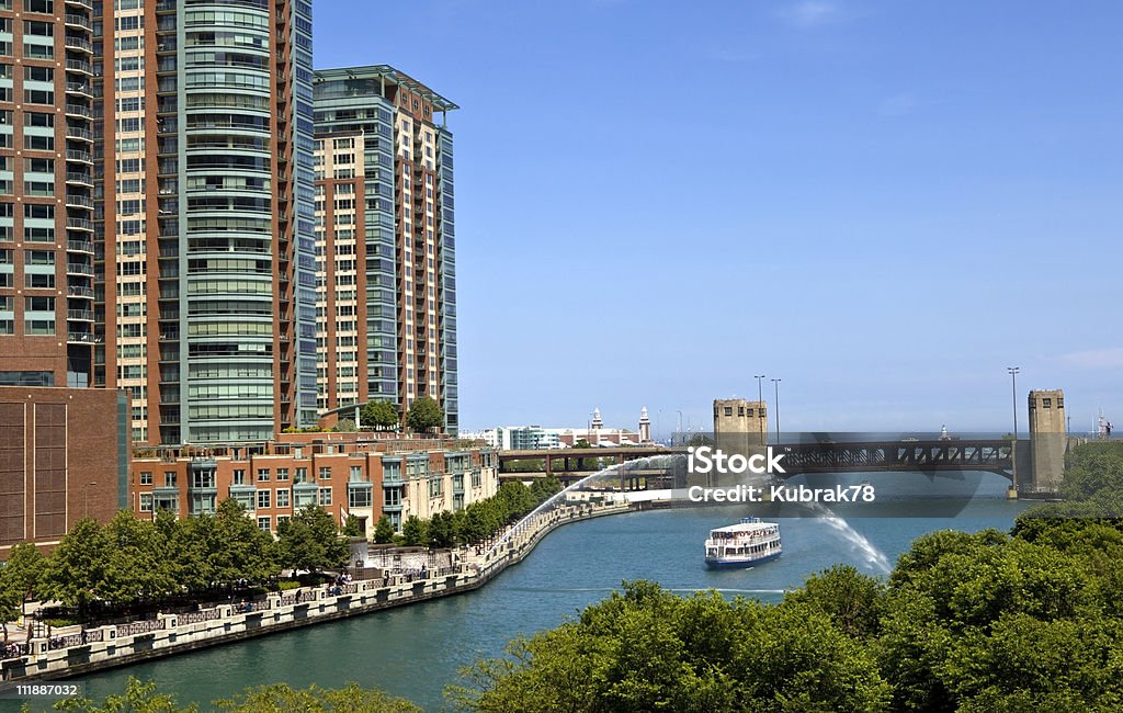 Riverwalk ao longo do rio Chicago. - Foto de stock de Rio Chicago royalty-free