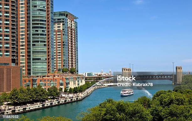 Foto de Riverwalk Ao Longo Do Rio Chicago e mais fotos de stock de Rio Chicago - Rio Chicago, Veículo Aquático, Chicago - Illinois