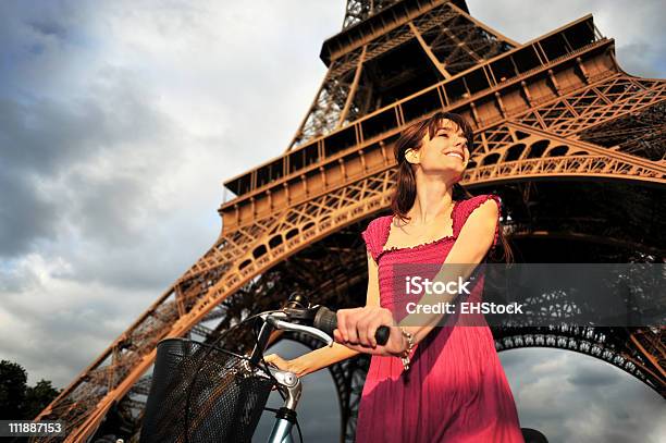 Mulher Jovem Com Torre Eiffel Com Bicicleta Paris França - Fotografias de stock e mais imagens de Bicicleta